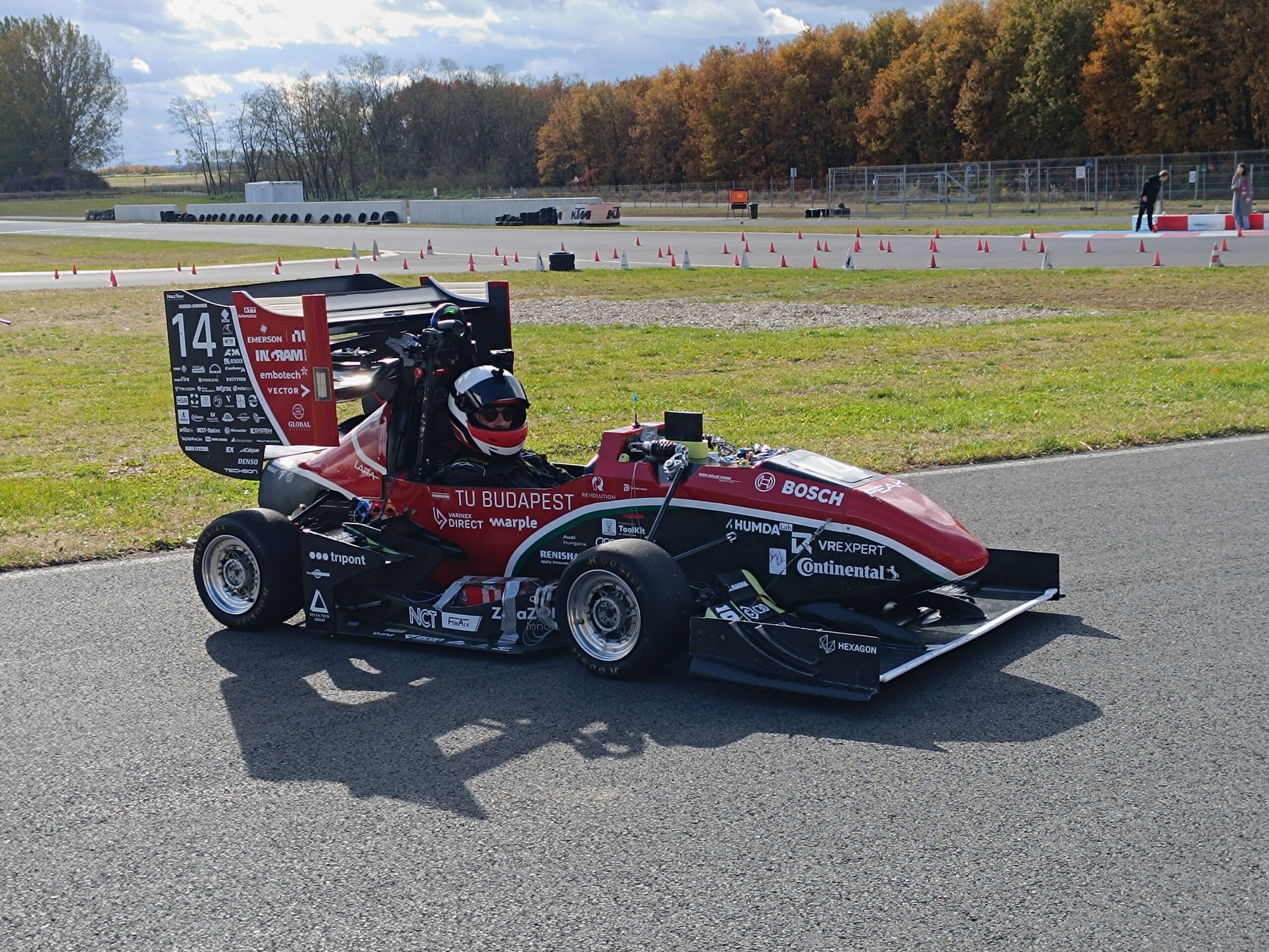 Oravecz Tibor, a DELTA-TECH ügyvezetője kipróbálja a BME Formula Racing Team versenyautóját.
